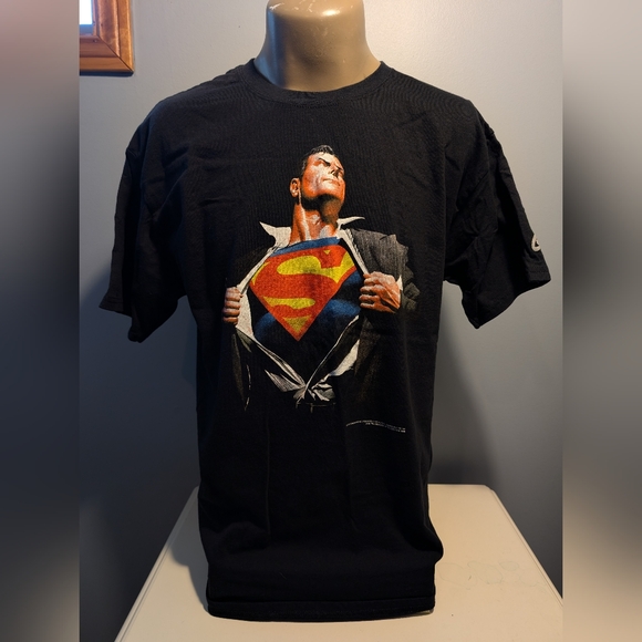 DC Comics Superman Graphitti Designs t-shirt. - Picture 2 of 5
